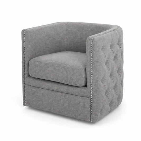 Fauteuil en tissu gris avec accoudoirs cloutés